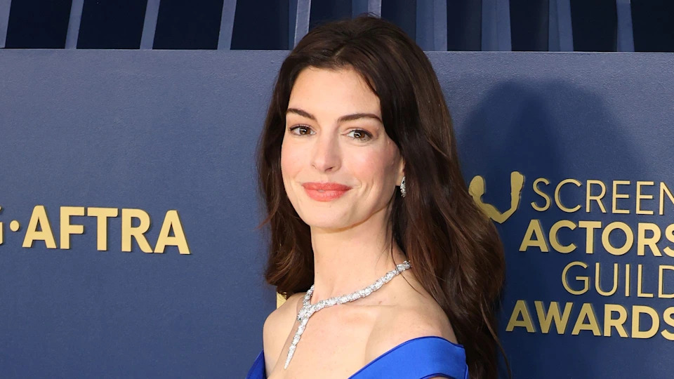 Do cinema ao mar Anne Hathaway investe em equipe da SailGP